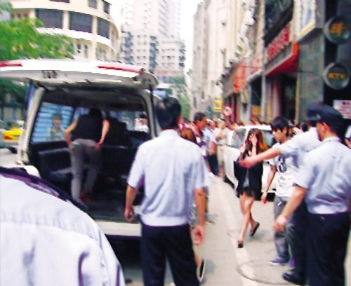 广州百名特警荷枪实弹夜查KTV 带走600人(图)