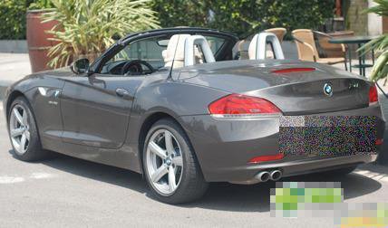 快递哥开敞篷宝马送快递