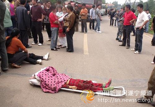 遂宁发生三轮摩托翻覆事故 一人死亡多人受伤