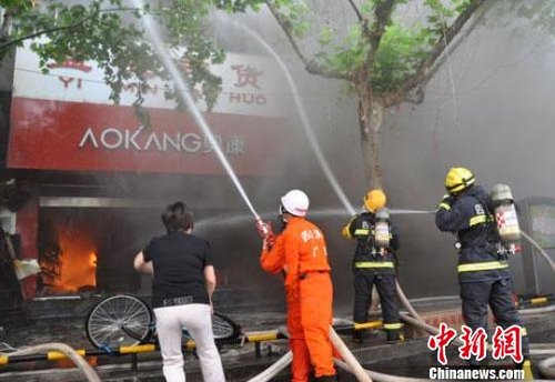 广元温州商场大火续:致4名救援人员受伤
