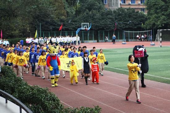 成都一中学运动会百余学生打太极场面震撼