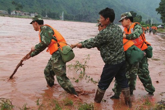 凉山洪灾致两名武警牺牲续:民警寻救人勇士