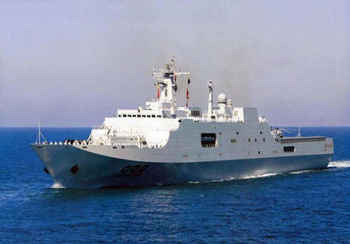 中国最大战舰搭载新型气垫艇在亚丁湾海域