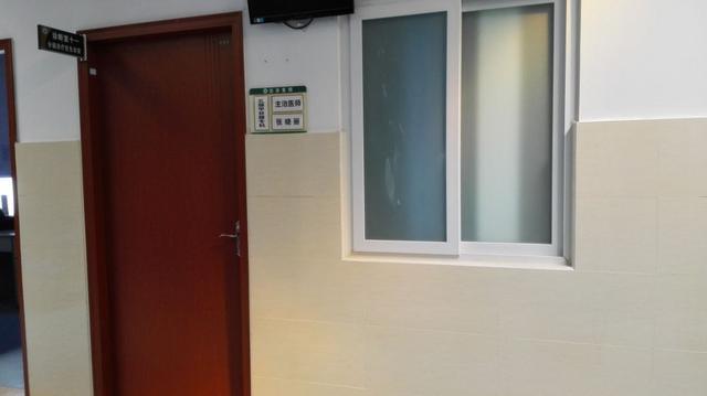 成都<em>女孩医院</em>检查乳腺 遇男护士突然开窗羞红