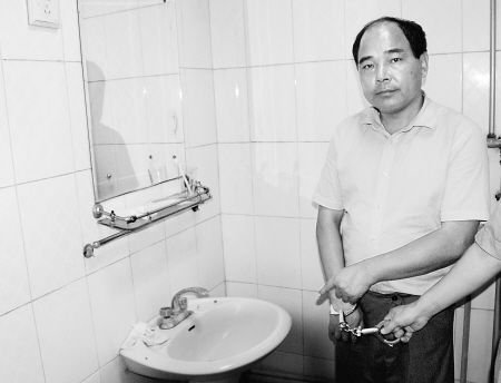 男子冒充老板诱骗女青年 饮料内下迷药劫财劫