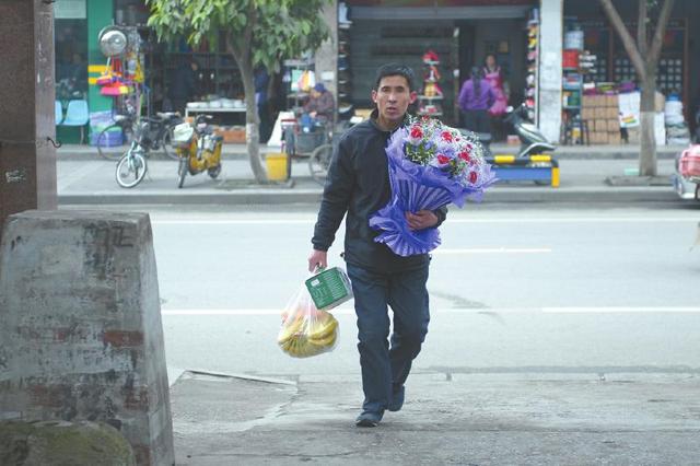 瘫痪哥哥<em>逼</em>妹妹相亲续:山东男子赴川见三妹(图