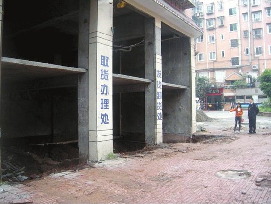 泸州一业主为扩门市深挖1米 建筑安全受影响