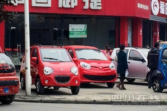 四川多地现低速四轮电动车 不需驾照安全存疑