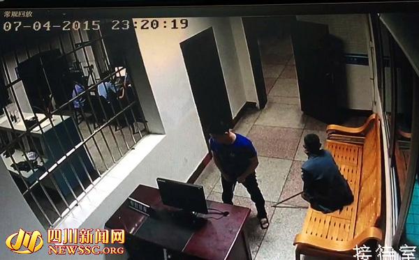 达州男子向派出所无理索赔 被拒后当场撒尿(图