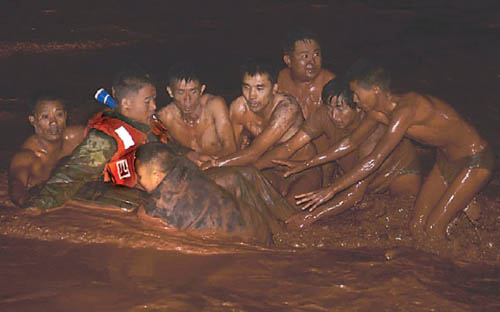 凉山暴雨发洪水 9名警察被水冲走2人牺牲(图)