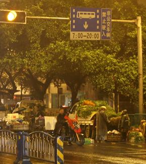 成都大业路日夜两重天：白天是商业街 晚上成菜市(图)