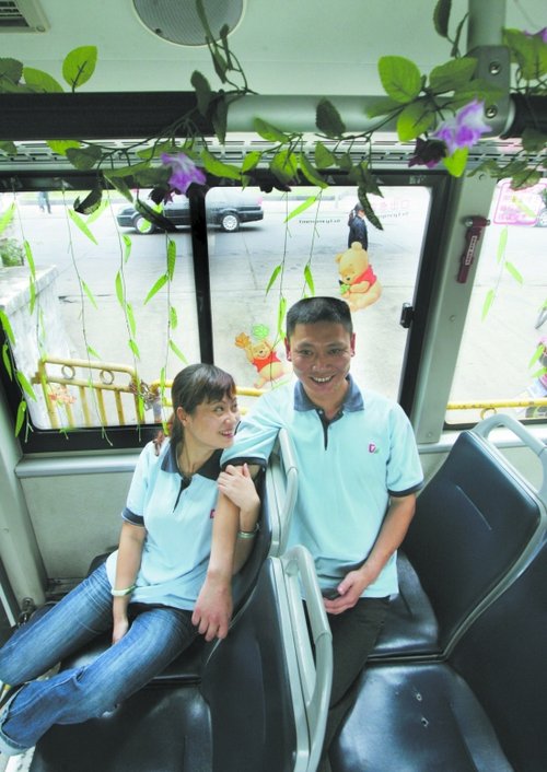 成都公交鸳鸯将车厢打造成蔷薇花园