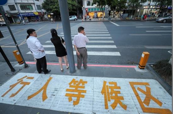 成都治堵添神器:行人闯红灯语音提示系统启用