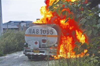 油罐车载10吨汽油自燃 距离成绵乐高铁不足100米