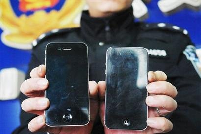 假手机调包骗钱(图)  犯罪嫌疑人先以真的"苹果"手机做诱饵,骗取路人