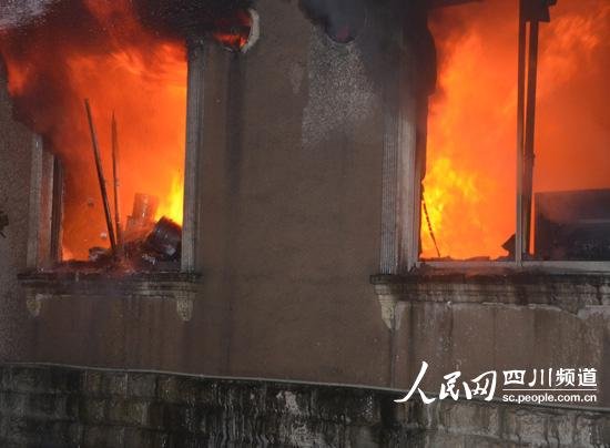 绵阳市高新区一实验室突发大火 原因不明(图)