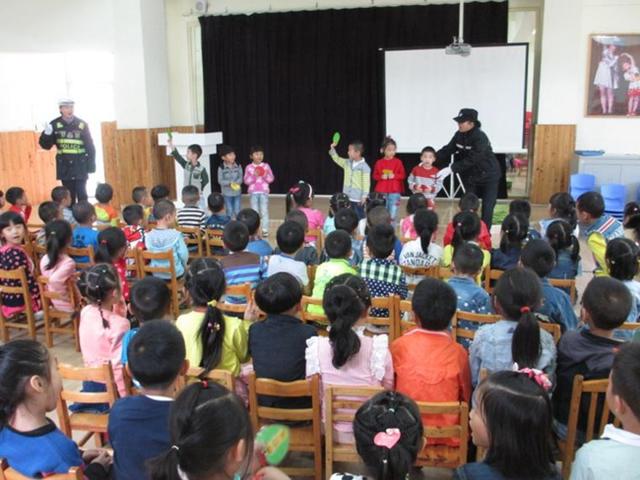 崇州市绿色实验幼儿园开展警校共育活动