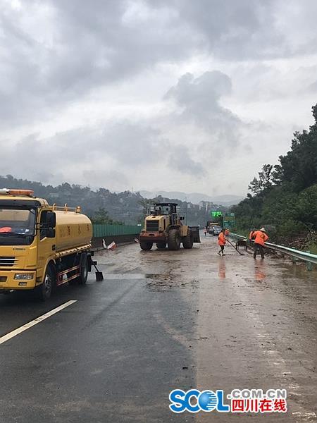 丽攀高速因暴雨滑坡 部分路段封闭