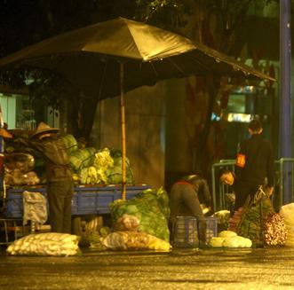 成都大业路日夜两重天：白天是商业街 晚上成菜市(图)