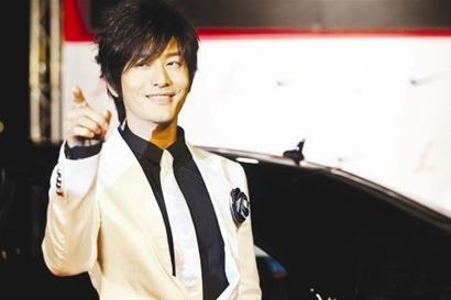 黄晓明用微博泄怨气 被嘲酷帅外表下有颗怨妇