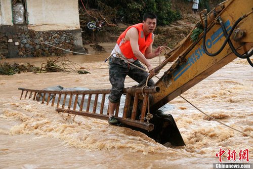 广东强降雨灾害已致70死 6驾直升机冒雨驰援灾