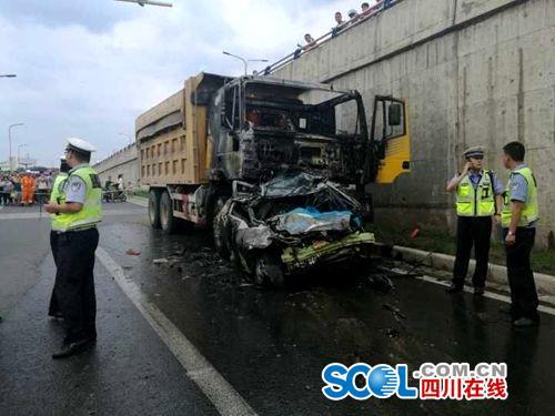 绵阳轿车被两辆大货车挤压起火 驾驶员当场死亡(图)