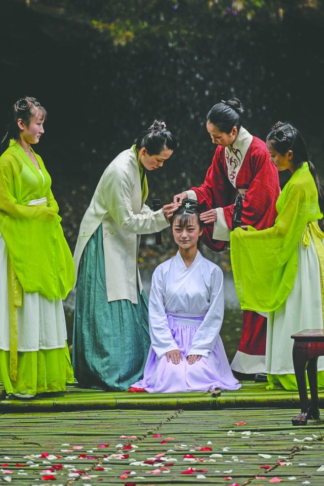荥经<em>16岁少女</em>举行汉服成人礼 弘扬传统礼仪(图