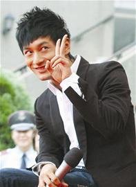 黄晓明用微博泄怨气 被嘲酷帅外表下有颗怨妇