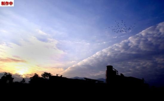 华蓥雾霾天气消失 天空现阴阳天奇观(图)