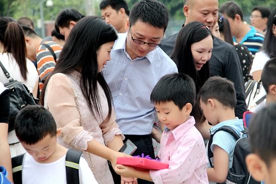 成都一小学开学典礼 家长给孩子写信约定毕业