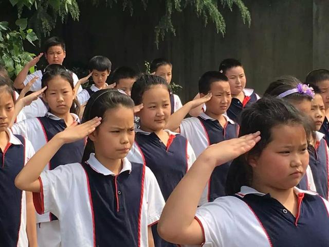 成都这所学校做了啥 四年级娃娃竟一夜长大