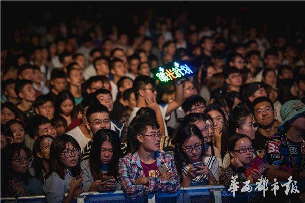 成都为在校学生音乐人搭建专业水准表演舞台