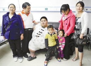 亚洲第一胖男子已能下地活动 下定决心减肥_新