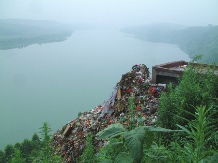 广安嘉陵江边垃圾场臭飘两县 负责人称处理过