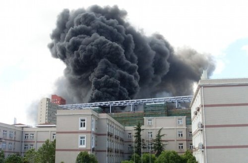 上海卷烟厂一生产线厂房着火 现场浓烟滚滚(组