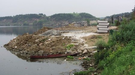 四川简阳建渣倾倒沱江 填出五个篮球场