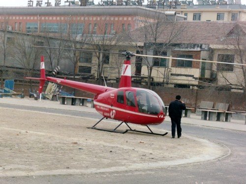 山东一男子驾驶直升飞机空降大学校园接<em>女生</em>_