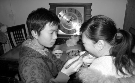 15岁男孩三八节心愿:推着轮椅带妈妈看长江