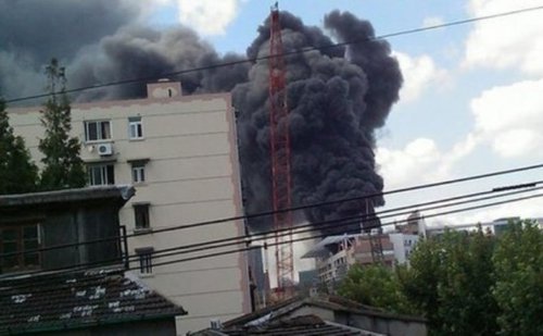 上海卷烟厂一生产线厂房着火 现场浓烟滚滚(组