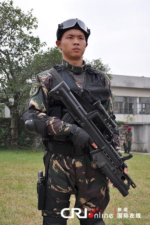 泰国皇家陆军特种部队司令员波多中将观看中方
