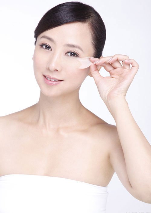 翁虹裸妆变身美颜模特 新书分享<em>女人美容</em>秘宝
