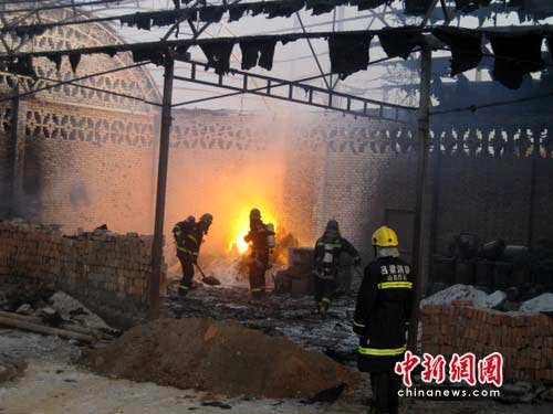 山西交城金属镁厂火灾 火光冲天生成巨型烟雾