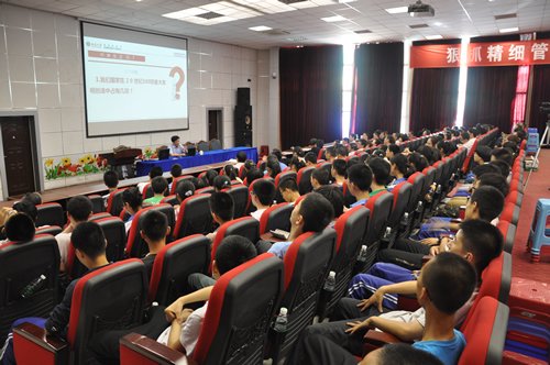 北大教授做客温江中学 解读钱学森之问