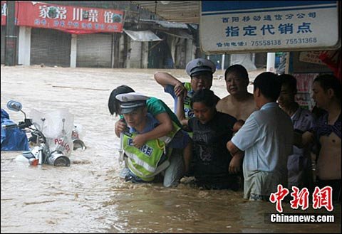今日暴雨袭重庆 城区内涝 92架航班延误_新闻