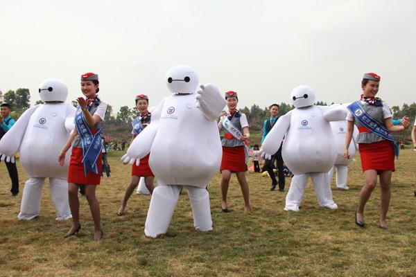 <em>空姐空哥</em>扮大白快闪桃花节 游客求合影_大成