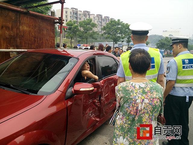 <em>自贡女</em>司机与大货车争道 致使自身受困爱车被