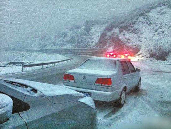 折多山天气突变夜降大雪 自驾游客微博哭诉(图