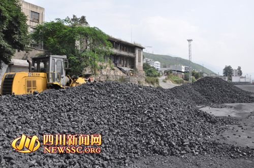 攀枝花格里坪火车站露天堆积煤矿 煤灰漫天飞
