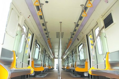 成都地铁2号线首批机车抵蓉 设计更人性化