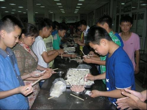 成都七中实验学生包馄饨庆五四青年节